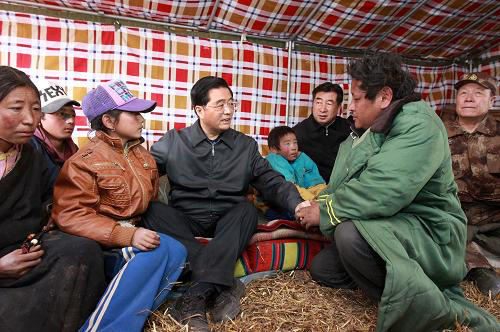 这是胡锦涛在玉树县结古镇扎西大同村村民的临时帐篷里慰问受灾群众。新华社发